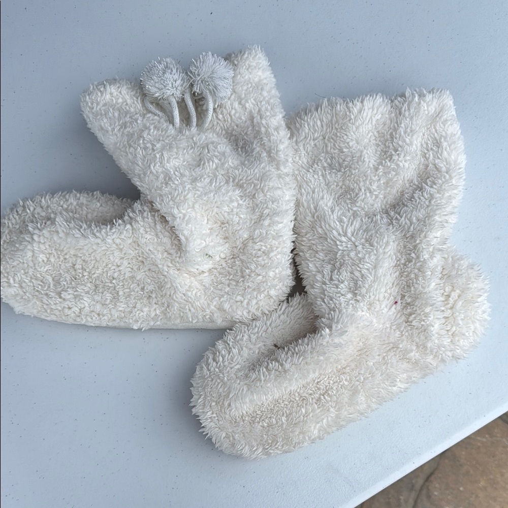 Cozy White Fuzzy Slippers size medium 7-8